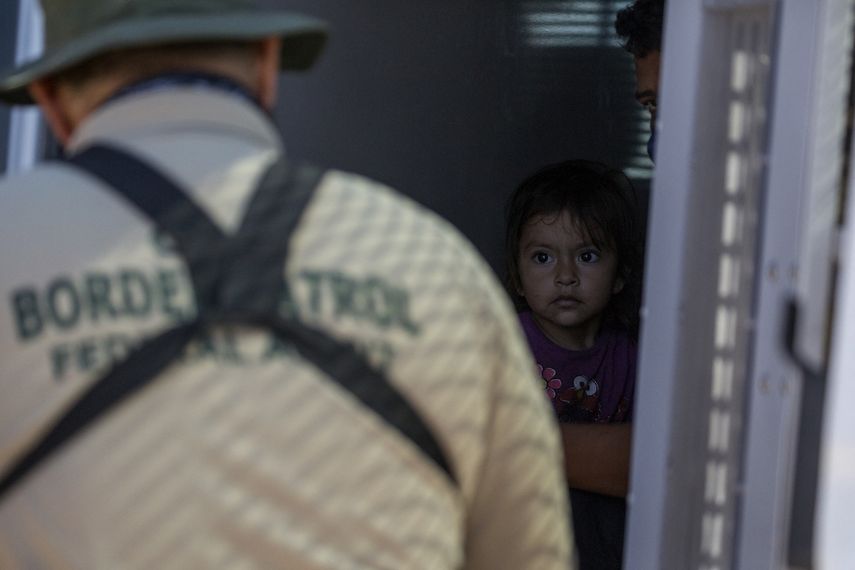 Una joven migrante desde el interior de una camioneta mientras un agente de la Patrulla Fronteriza recopila información de sus padres, en la frontera entre Estados Unidos y México el 12 de mayo de 2021 en Yuma, Arizona.&nbsp; &nbsp;