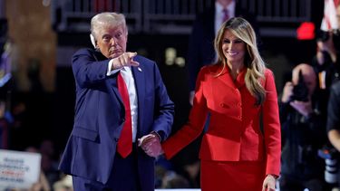 El candidato presidencial republicano Donald J. Trump junto a su esposa Melania, minutos después de terminar su discurso en la Convención Nacional Republicana.