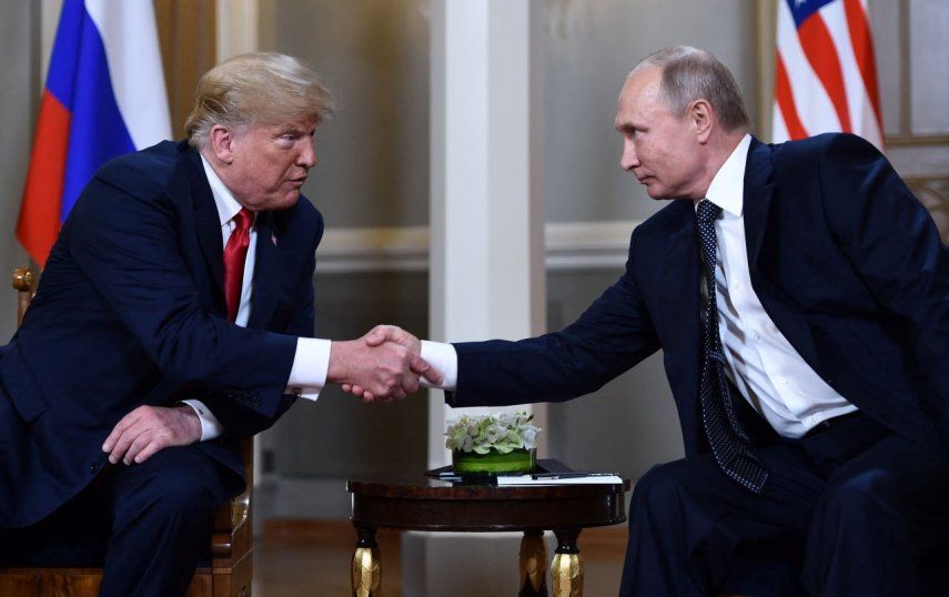 El presidente de Estados Unidos, Donald Trump, y el presidente ruso, Vladimir Putin, se dan la mano antes de una reunión en Helsinki el 16 de julio de 2018.