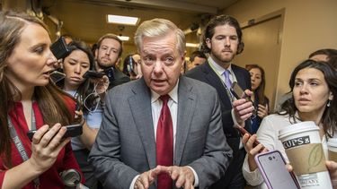 El senador republicano Lindsey Graham habla con los reporteros mientras llega al Capitolio en Washington, el lunes 27 de enero de 2020, durante el juicio político al presidente Donald Trump. 
