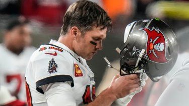 Tom Brady, en ese momento quarterback de los Buccaneers de Tampa Bay, camina por el terreno durante el partido de playoffs ante los Cowboys de Dallas, el lunes 16 de enero de 2023.