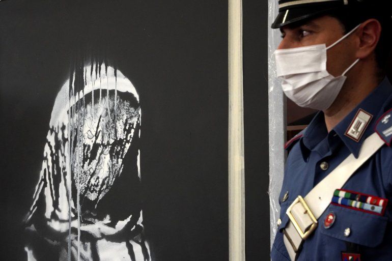 Las autoridades italianas develan una obra de arte robada del artista británico Banksy en honor a las víctimas del ataque terrorista en la sala de conciertos Bataclan en París en 2015. 