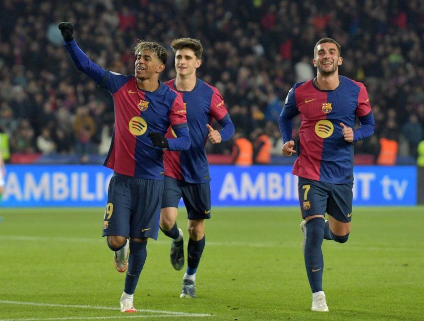 El español Lamine Yamal (izquierda), del Barcelona, celebra tras anotar el quinto gol de su equipo en un partido contra el Betis, el 15 de enero de 2025.