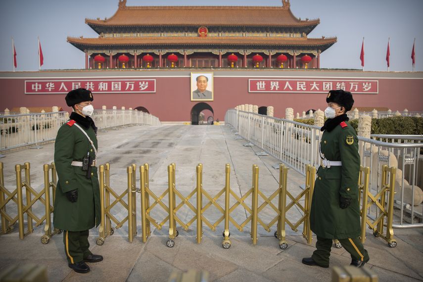 Los guardias con máscaras sanitarias en la Puerta Tiananmen, cerca de la Plaza Tiananmen, en Beijing, el 27 de enero del 2020. 