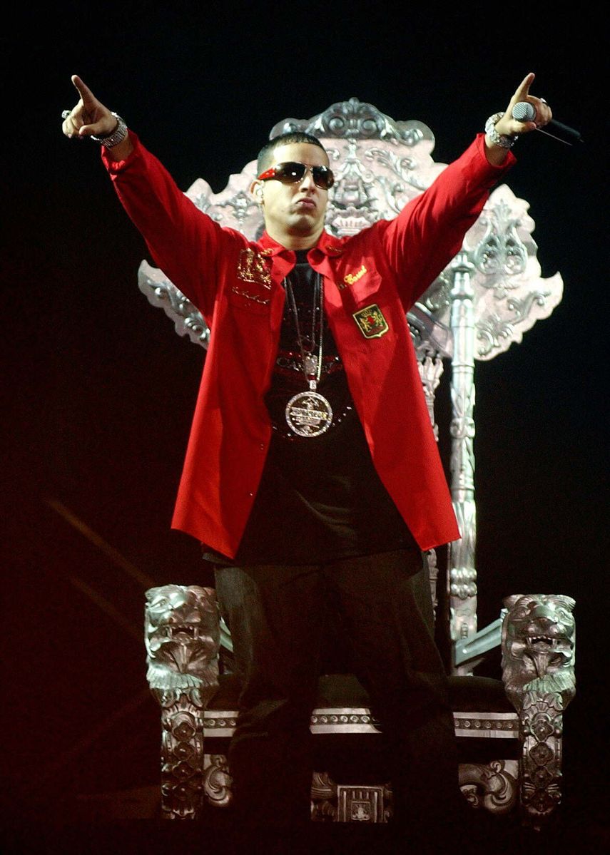 La canción logró posicionarse número uno en las listas Top 50 de Spotify a nivel global, así como el puesto más alto en Spotify en todos los países de habla hispana.