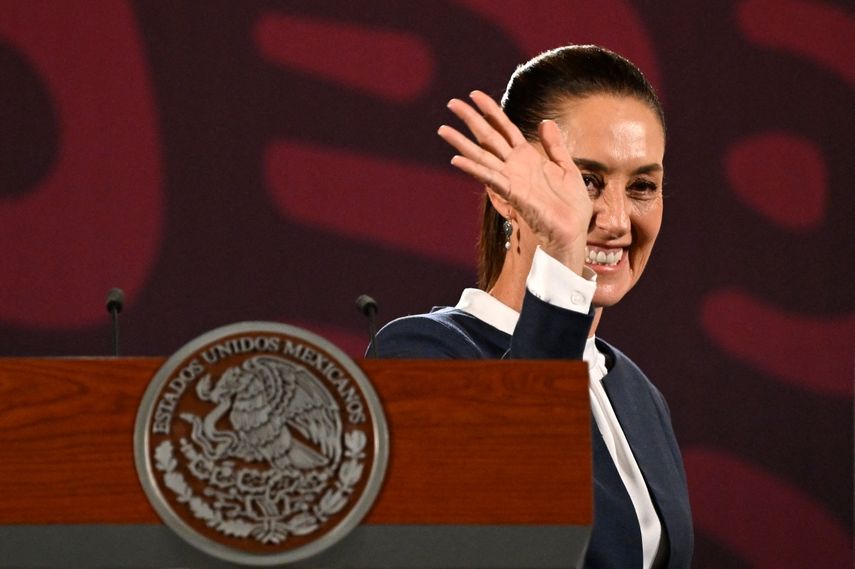 La presidenta electa de México, Claudia Sheinbaum, saluda durante una conferencia de prensa en el Palacio Nacional en la Ciudad de México el 10 de junio de 2024.