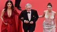 El actor estadounidense y Palme honorario del 76º Festival de Cannes Michael Douglas llega con su esposa, Catherine Zeta-Jones, y su hija Carys para la ceremonia de apertura y la proyección de la película Jeanne du Barry durante la 76ª edición del Festival de Cine de Cannes en Cannes, sur de Francia, el 16 de mayo de 2023.