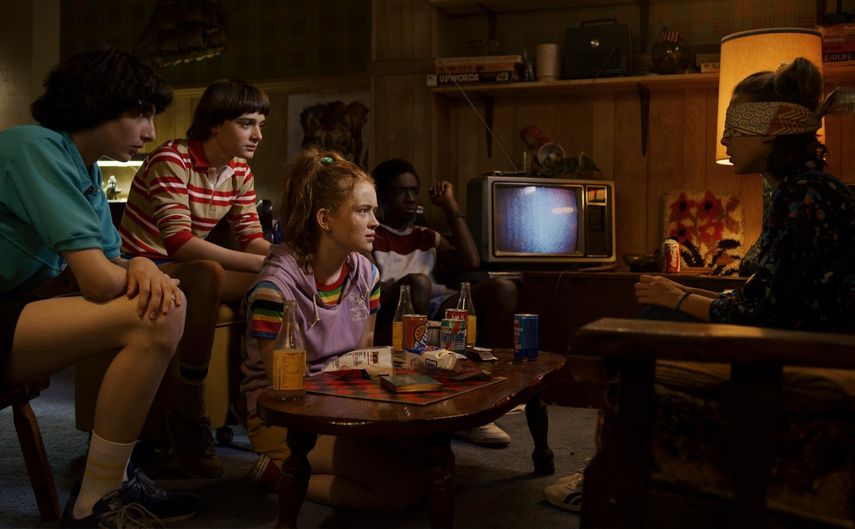 Creada por Matt y Ross Duffer, la tercera temporada de ocho episodios de Stranger Things se desarrolla durante el verano de 1985 en Hawkins, Indiana.
