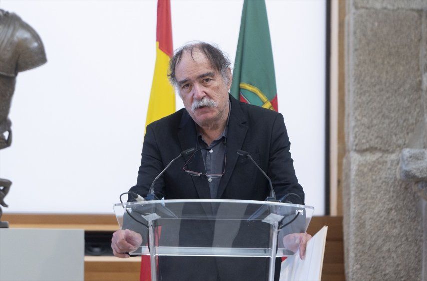 El productor portugués de cine Paulo Branco interviene durante la entrega del VIII Premio Luso-Español de Arte y Cultura en el Claustro de los Jerónimos del Museo Nacional del Prado el 13 de septiembre de 2023, en Madrid (España).