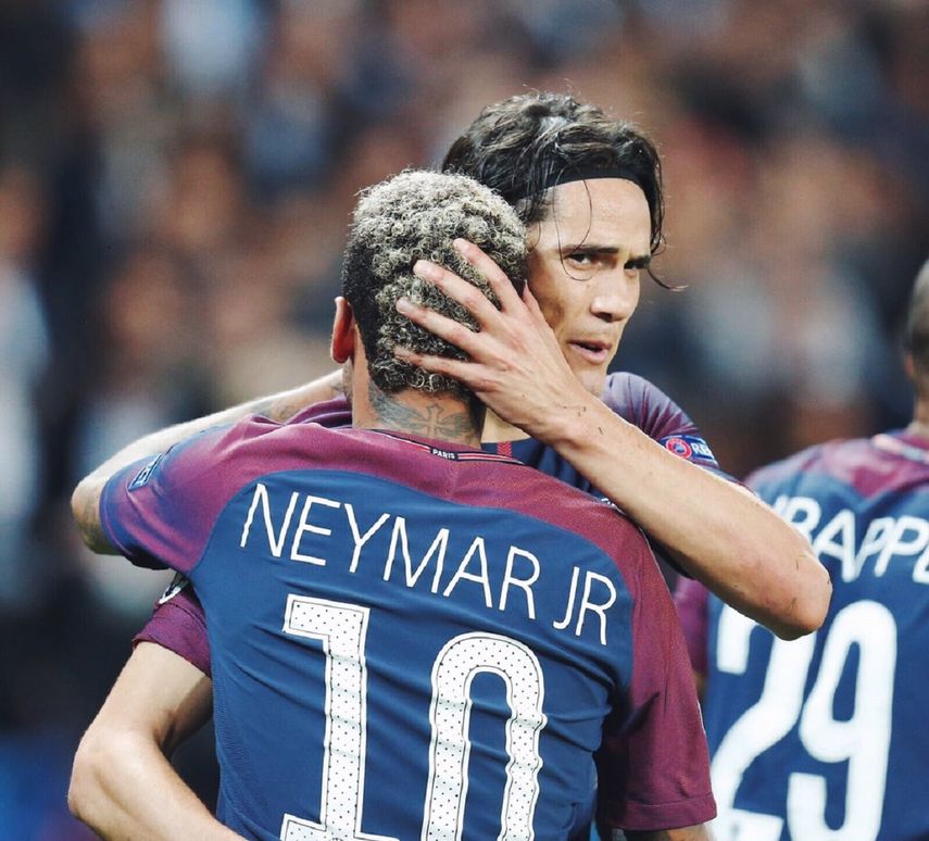 Cavani celebró junto con Neymar la victoria del club parisino en casa.&nbsp;