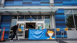 Un hombre entra a un mercado de la cadena Walmart.