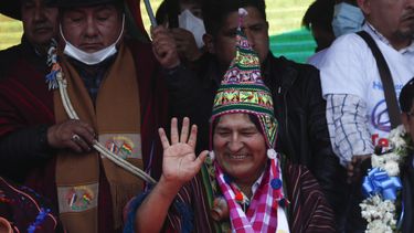 El expresidente Evo Morales saluda durante un mitin con simpatizantes en Villazón, Bolivia, el lunes 9 de noviembre de 2020, luego de cruzar un puente fronterizo desde Argentina.