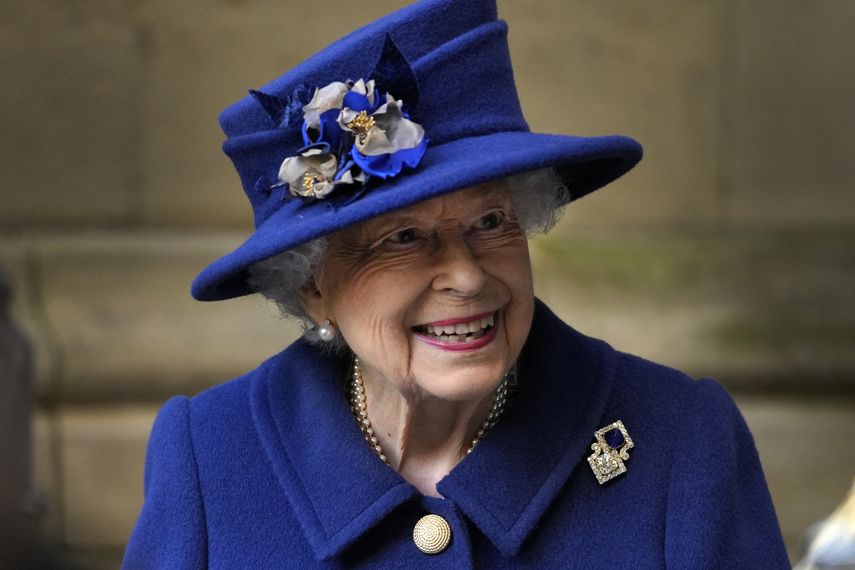 En esta foto de archivo tomada el 12 de octubre de 2021, la reina Isabel II de Gran Bretaña sonríe mientras se marcha después de asistir a un servicio de Acción de Gracias para conmemorar el Centenario de la Legión Real Británica en la Abadía de Westminster en Londres.