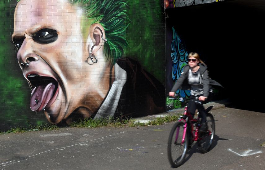 Una mujer pasa junto a un mural de Keith Flint en Inglaterra.&nbsp;