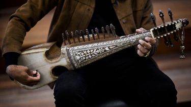 Ramiz, estudiante de música del Instituto Nacional de Música de Afganistán, sostiene un instrumento afgano llamado rubab, en el Conservatorio de Música de Braga, el 5 de marzo de 2021. Un año y medio después de huir Afganistán, los 58 jóvenes músicos del Instituto Nacional de Música de Afganistán comienzan una nueva vida refugiados en Braga, en el norte de Portugal.
