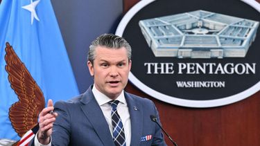 El secretario de Defensa Pete Hegseth en conferencia de prensa.