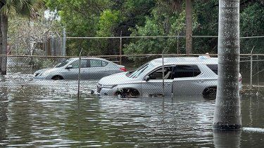 Varios vehículos particulares quedaron inundados por las aguas en uno de los estacionamientos cercanos al aeropuerto de Fort Lauderdale.&nbsp;