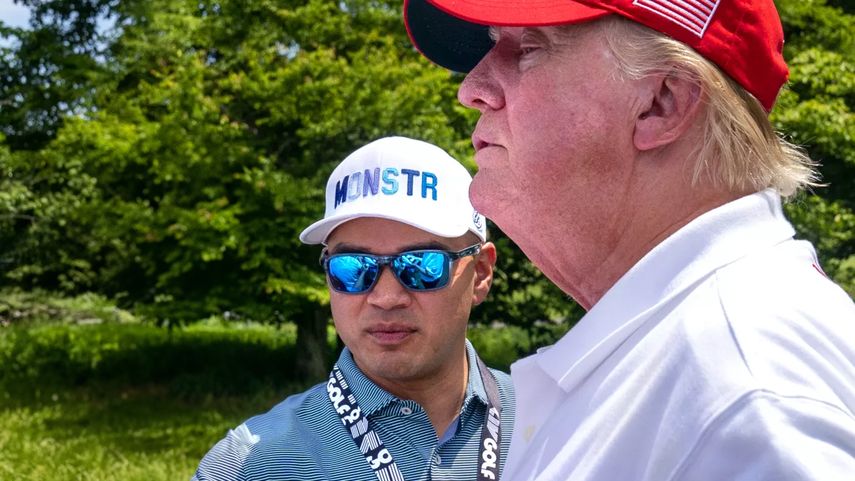 Walt Nauta (izq.), junto a Donald Trump.