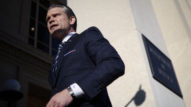 El secretario de Defensa, Pete Hegseth, llega al Pentágono por primera vez desde que fue confirmado el 27 de enero de 2025 en Arlington, Virginia. 