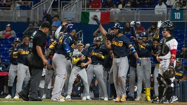 El conjunto de Curazao celebra tras el cuadrangular de Wladimir Balentien en el juego contra México