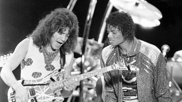 En esta foto del 14 de julio de 1984, el guitarrista Eddie Van Halen, a la izquierda, toca Beat It con Michael Jackson durante un concierto de la gira Jacksons Victory en Irving, Texas. 