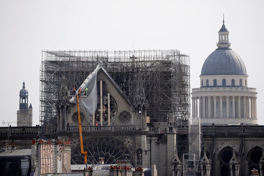 Trabajadores consolidan la fachada norte de la Catedral de&nbsp;Notre&nbsp;Dame, que amenaza con colapsar después de un incendio, este jueves en París, Francia.