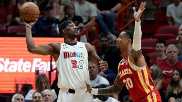 El alero del Heat de Miami Jimmy Butler busca a un compañero abierto mientras lo defiende el alero JOhn Collins de los Hawks de Atlanta el lunes 6 de marzo del 2023.&nbsp;