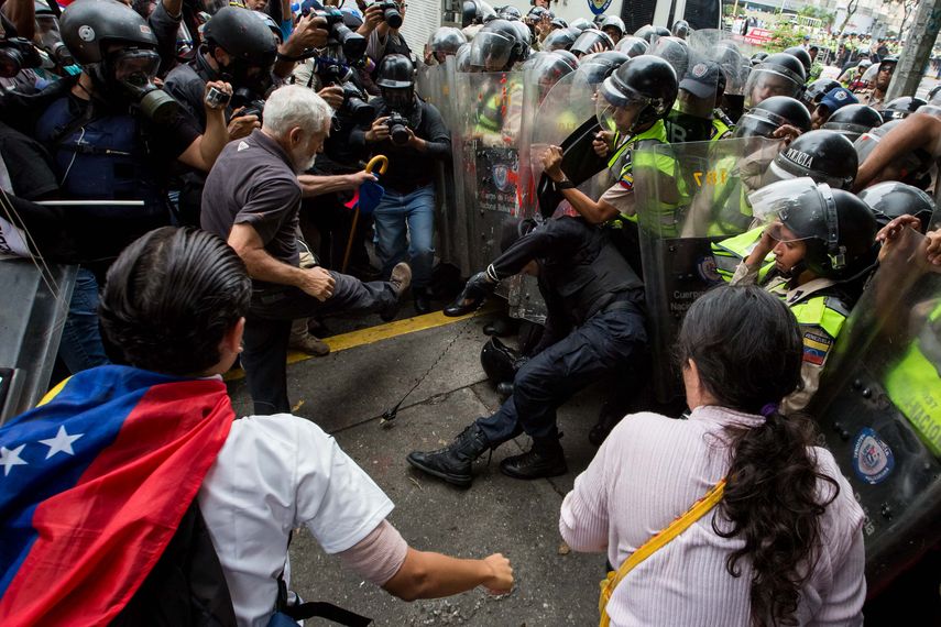 Un adulto mayor se enfrenta a la Policía Nacional.
