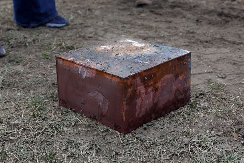 Esta fotografía del lunes 27 de diciembre de 2021 muestra una caja recuperada por cuadrillas de trabajadores, la cual se cree es la cápsula del tiempo de 1887 colocada bajo el pedestal de la estatua del general confederado Robert E. Lee, en Richmond, Virginia.&nbsp;