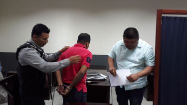 El abogado Samuel Esteban López Espinosa, de 40 años, fue hallado culpable de abusar y violar sexualmente a su hijastra se 7 años.