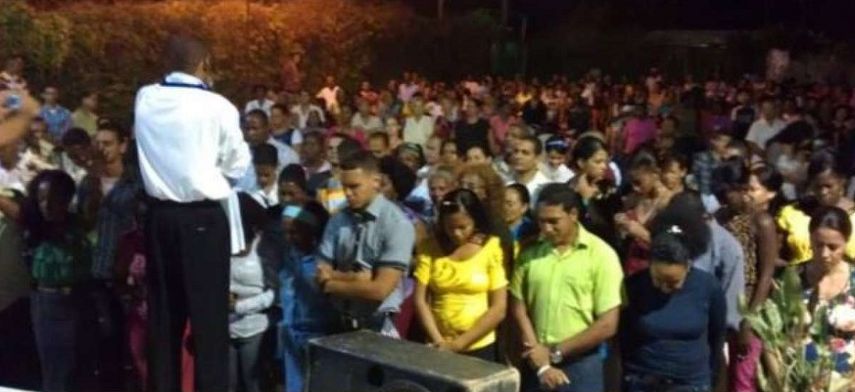 El pastor Alain Toledano Valiente y sus fieles.