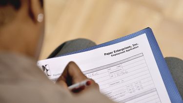 Imagen de archivo de un hombre rellenando una planilla de trabajo en un centro comunitario de Nueva York.