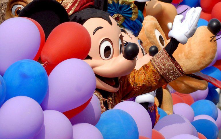 suéter Ganar Mecánicamente Mickey Mouse inspira a diez artistas emergentes en su 90 cumpleaños
