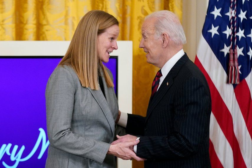 El presidente estadounidense, Joe Biden, habla con Cindy Parlow Cone, líder de la Federación Nacional de Fútbol, el 15 de marzo de 2022.
