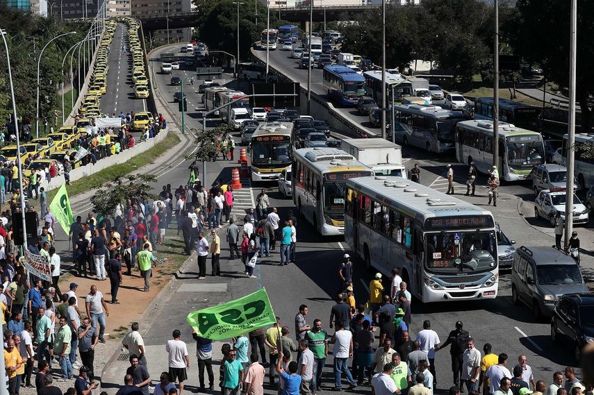 Conductores de taxis protestan este jueves 27 de julio, ante la sede de la alcaldía en Río de Janeiro (Brasil).&nbsp;