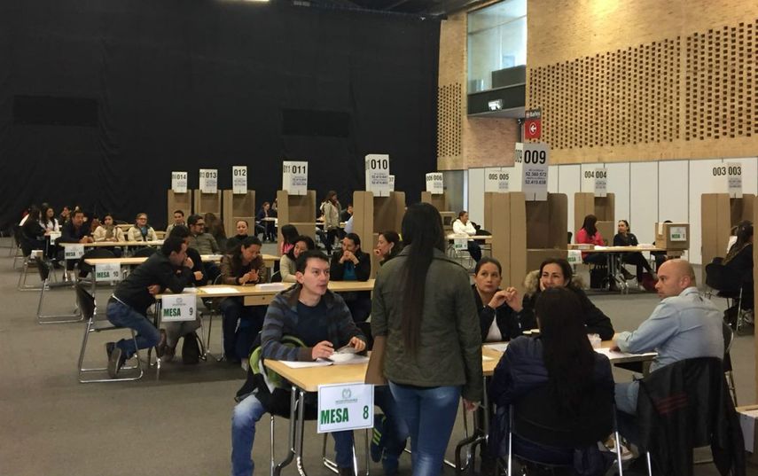 Según la Registraduría Nacional, por ser una consulta abierta pueden participar los 35 millones de ciudadanos habilitados para sufragar, pero en un recorrido que hizo Efe por algunos colegios en Bogotá y Cartagena de Indias, apenas había electores.