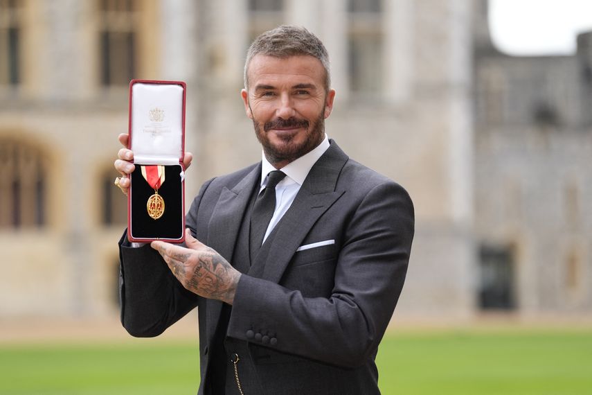 El exfutbolista inglés David Beckham posa con su medalla tras ser nombrado Caballero (título de caballero) por sus servicios al deporte y a la beneficencia en una ceremonia de investidura celebrada en el Castillo de Windsor el 4 de noviembre de 2025.