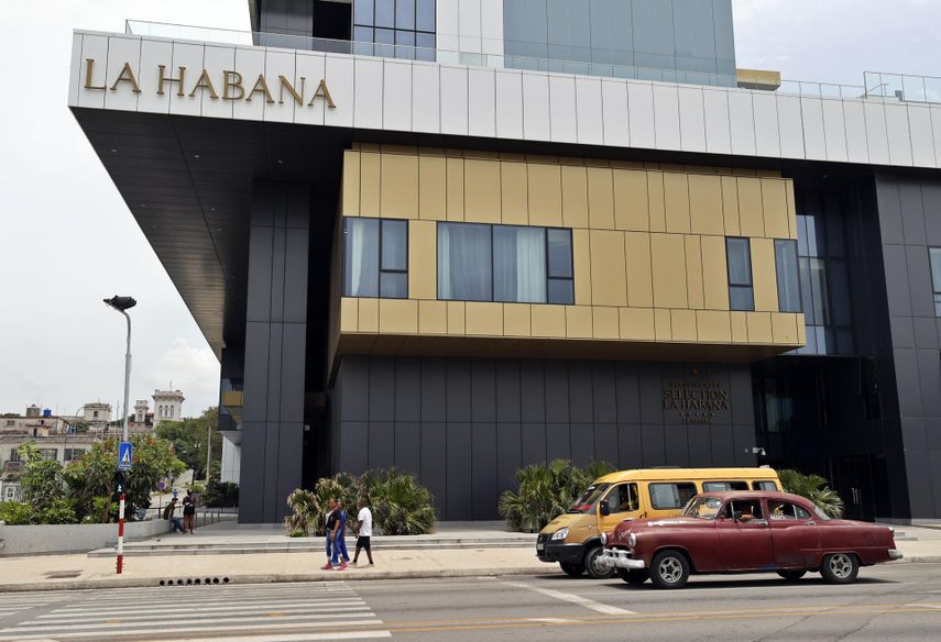 &nbsp;Personas transitan frente a un hotel este miércoles, en La Habana (Cuba).