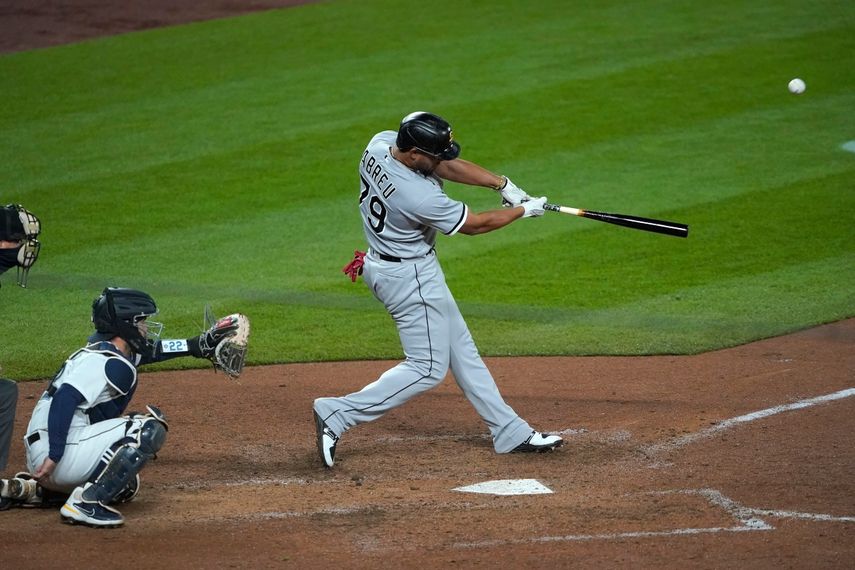 José Abreu, de los Medias Blancas de Chicago, batea un grand slam en el octavo inning del juego de la MLB que enfrentó a su equipo con los Marineros de Seattle, el 6 de abril de 2021, en Seattle