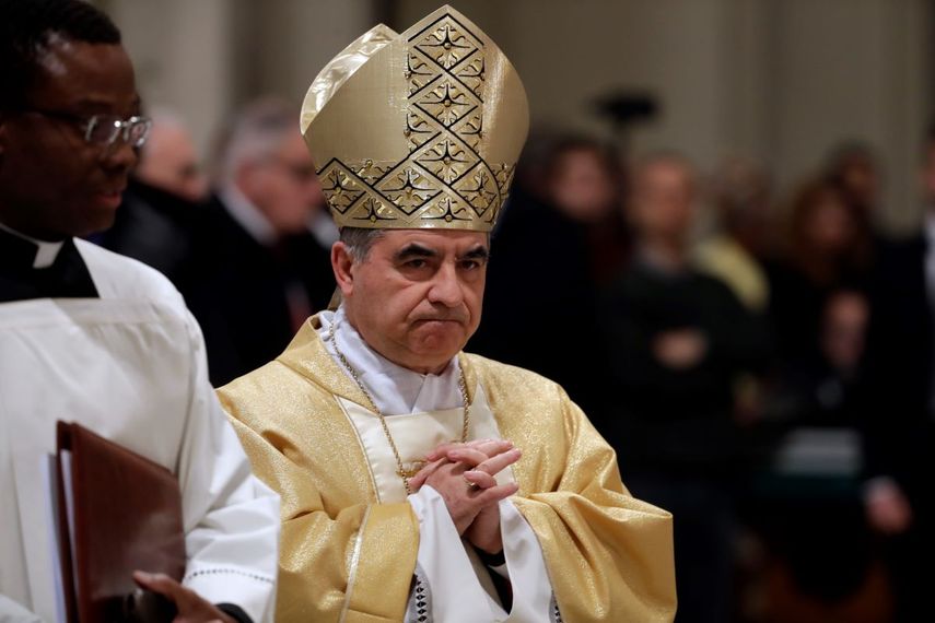El cardenal Giovanni Angelo Becciu preside una liturgia eucar&iacute;stica en Roma. El poderoso jefe de la oficina de canonizaciones del Vaticano renunci&oacute; el jueves, 24 de septiembre del 2020, al cargo y a sus derechos como cardenal, en medio de un esc&aacute;ndalo financiero que al parecer le implica indirectamente.&nbsp;