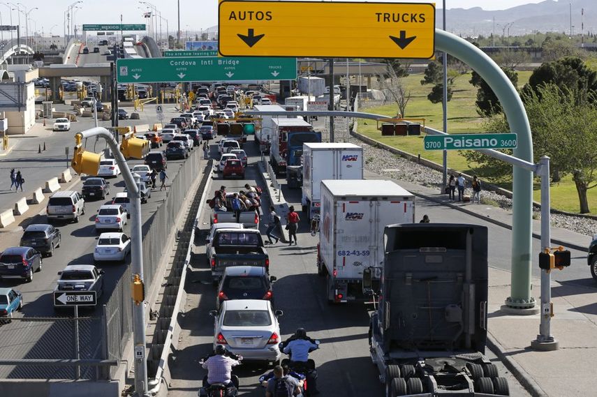 Autos y camiones avanzan lentamente en filas hacia México procedentes de Estados Unidos en el cruce fronterizo de El Paso, Texas.
