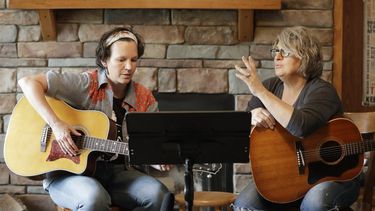 En esta foto del 22 de mayo de 2020, la enfermera Megan Palmer y la cuidadora Anna Henderson, ambas trabajadoras del Centro M&eacute;dico de la Universidad de Vanderbilt, durante una sesi&oacute;n de composici&oacute;n en la casa de Henderson, en Ashland City, Tennessee.&nbsp;