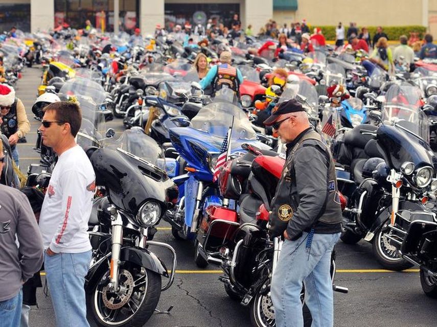 Centenares de motociclistas participan en el tradicional Toys in the Sun Run. (CORTESÍA)