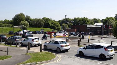 Autos hacen fila en un restaurante KFC en Basingstoke, Inglaterra, el mi&eacute;rcoles 6 de mayo de 2020. Gran Breta&ntilde;a alcanz&oacute; la marca de 30.000 muertes por coronavirus.