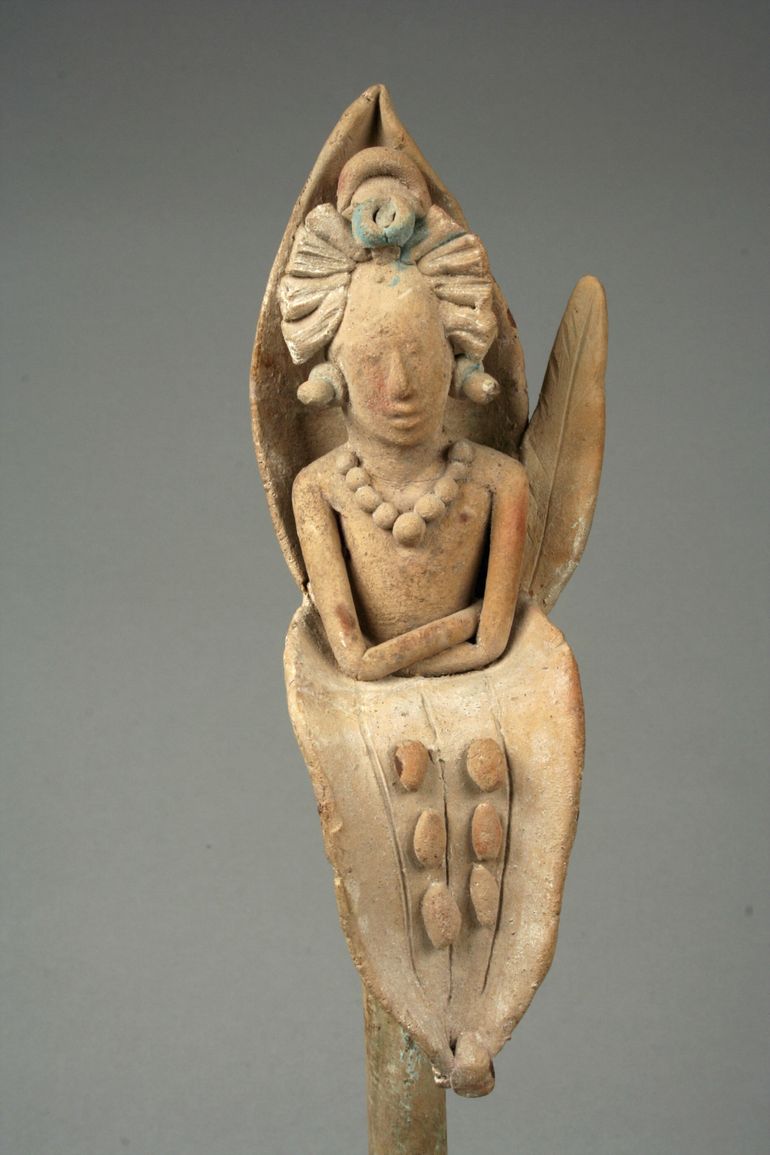 En esta imagen proporcionada por el Museo Metropolitano de Nueva York un silbado de cerámica con la forma del dios del maíz emergiendo de una flor que formará parte de la exposición Lives of the Gods: Divinity in Maya Art que se inaugurará el 21 de noviembre.
