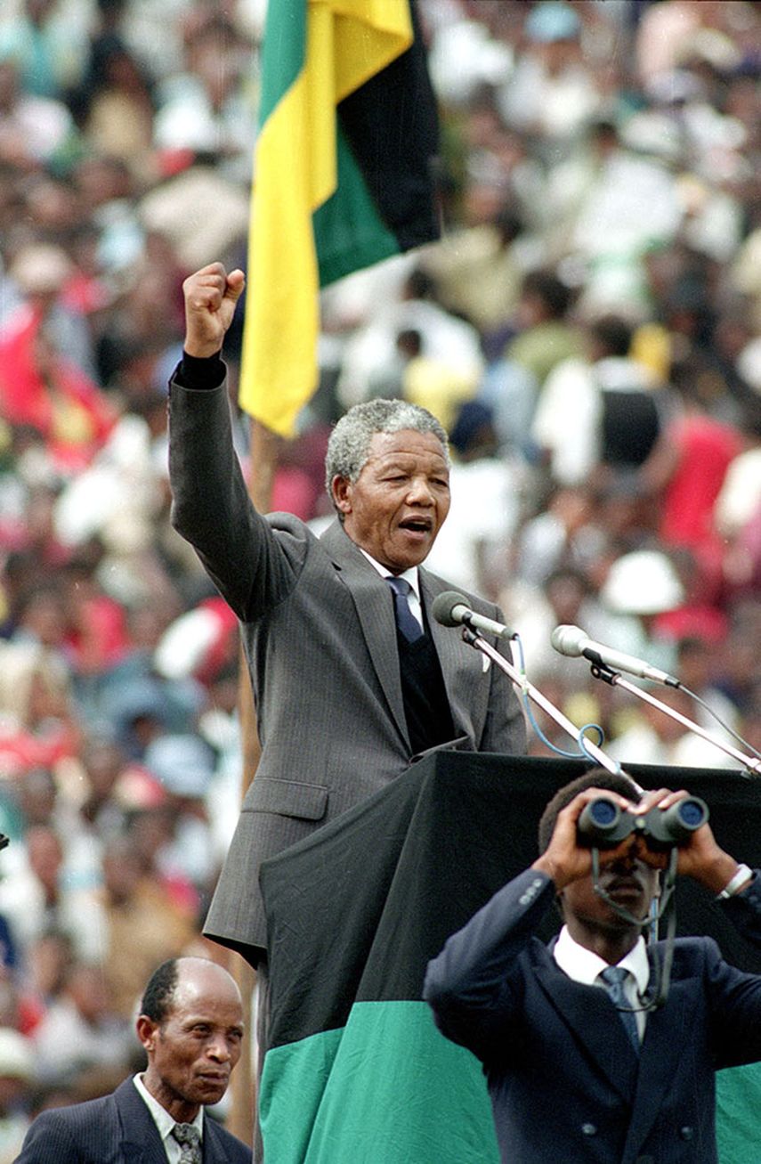 Nelson Mandela ante miles de seguidores durante un discurso en Johannesburgo, Sudáfrica, el 13 de febrero de 1990. (AP Photo, File)