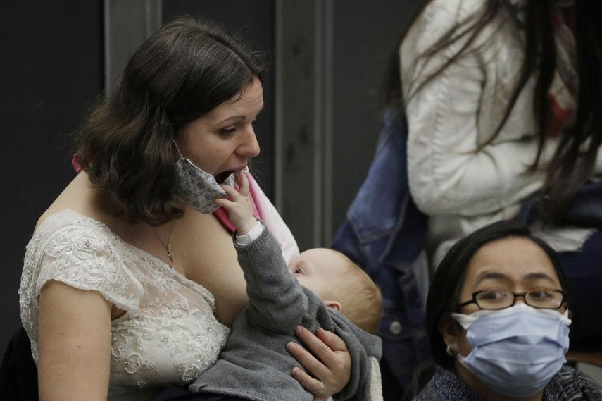 Fotografía de archivo del 21 de octubre de 2020 de la ciudadana suiza Valentina Frey dando pecho a su hija, Charlotte Katharina, en el salón Paulo VI del Vaticano, durante la audiencia general semanal del papa Francisco. Encuentran nueva molécula en la leche materna, que podría reducir el riego de lesiones cerebrales infantiles