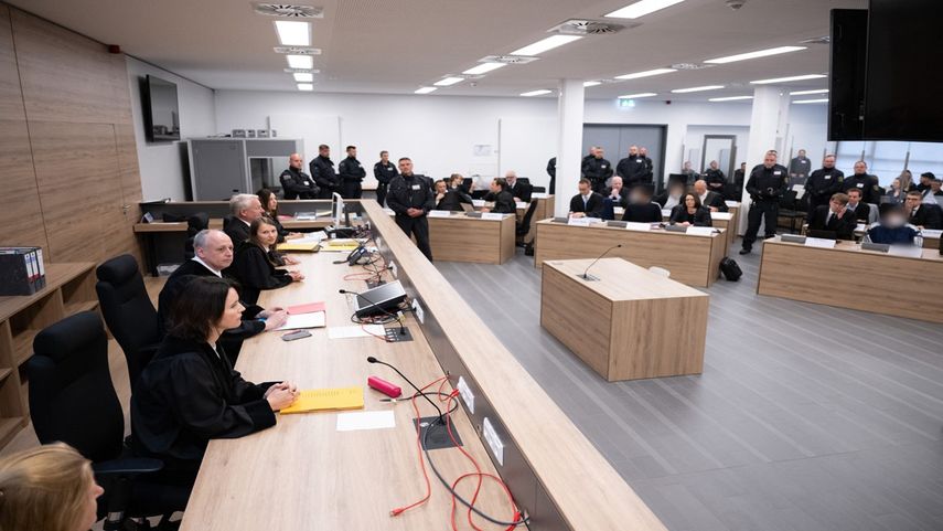 Andreas Ziegel, juez que preside el Tribunal Regional Superior de Dresde, en el este de Alemania, se sienta frente a los acusados antes de una audiencia el 16 de mayo de 2023 en el juicio por un robo de joyas en el museo Green Vault (Gruenes Gewoelbe) en el Palacio Real de Dresde en noviembre de 2019.