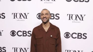 Un video no autorizado de una escena, en la que el personaje de Jesse Williams se desnuda para ducharse, se filtró en internet. El actor protagoniza el musical de Broadway Take Me Out.&nbsp; 