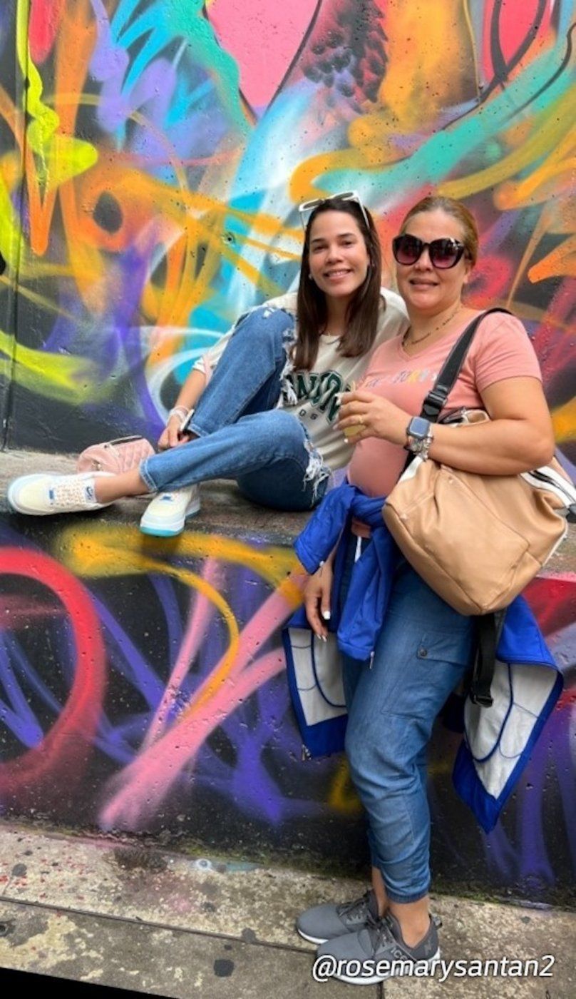 En foto de archivo, Runy Leidy Medina Pacheco junto a su hija, Marlenis Rodríguez, estudiante de medicina, quien la llevó como regalo de cumpleaños a Colombia.